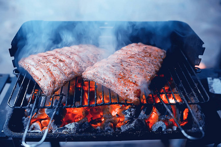 烤猪肉排骨在烧烤炉上烹调煤新鲜肉猪肉烧木炭, 夏天家常菜, 烤排骨