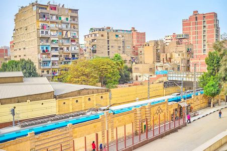 在开罗著名的基督教科普特邻里附近的老住宅区与破旧的建筑和 3月 Girgis 地铁站, 埃及