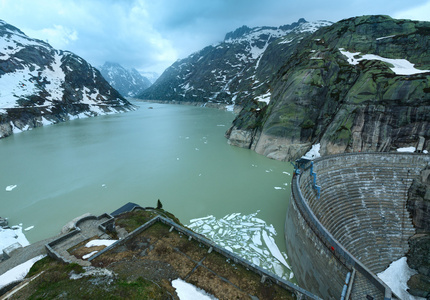 GrimselPass夏季景观与湖瑞士。