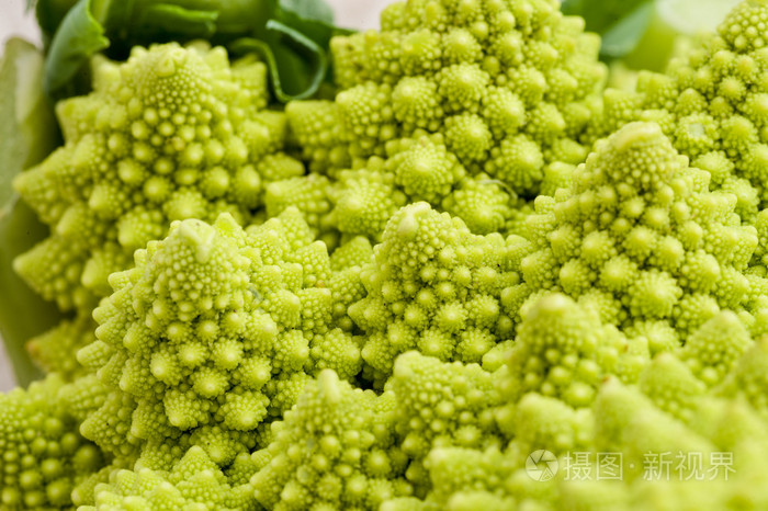 绿菜花在桌子上