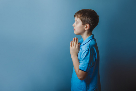 男孩少年欧洲外观十年站侧身知音摄影图