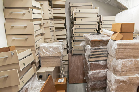 仓库装满办公家具图片