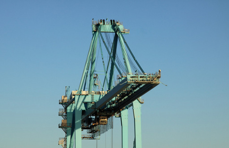 西班牙阿尔梅里亚港口的集装箱船