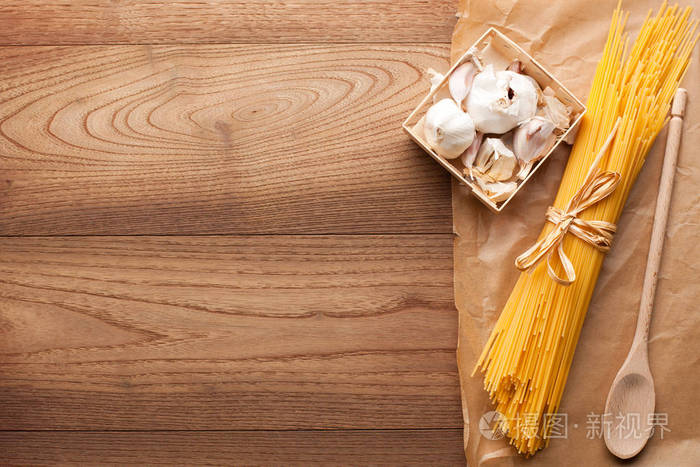 黄色长面条在乡村背景.黄色意大利面食.长面条