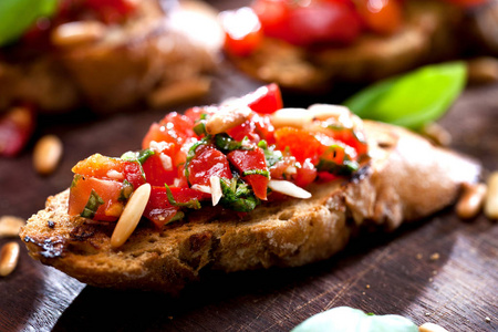 bruschetta, 用罗勒点缀的烤面包片