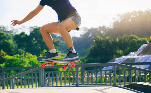 在 skatepark 中跳跃的年轻滑板的裁剪图像