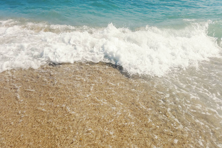 沙滩上的蔚蓝海洋波浪关闭夏季背景