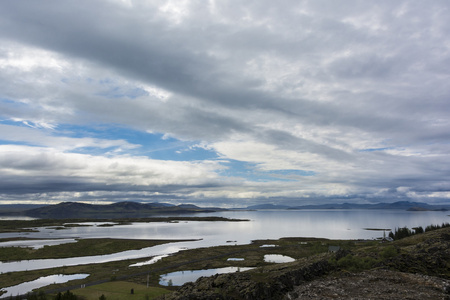 从湖 Thingvallavatn 在冰岛的景观。辛格韦德利