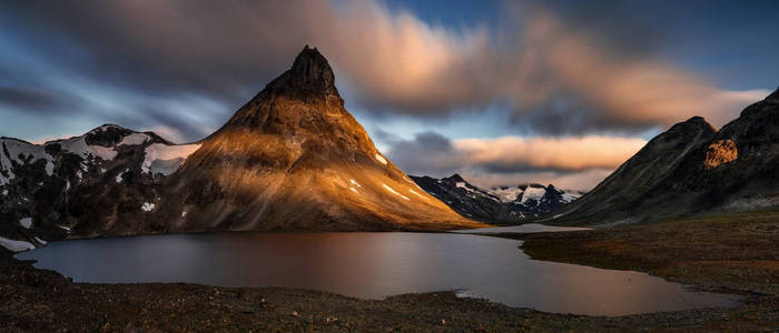 Kyrkja 山在 Kyrkjetjonne 湖在日出光, Jotunheimen, 挪威