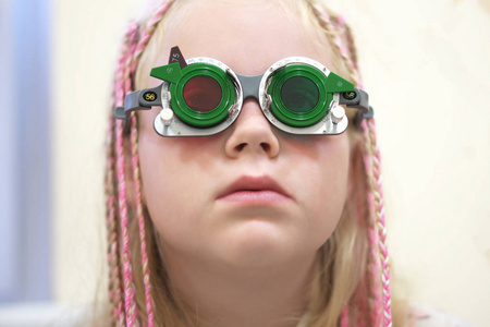 视力检查。有视力障碍的白种女孩。医疗和康复