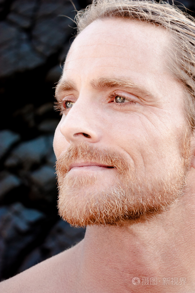 英俊的男人凝视