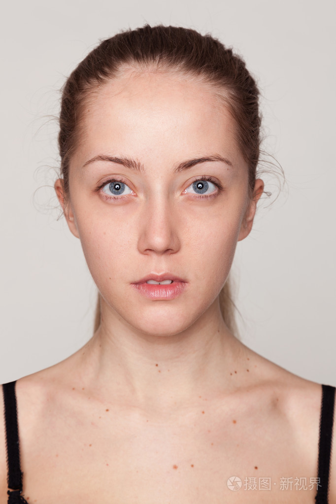 没有化妆的年轻女人肖像