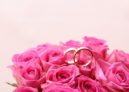结婚戒指在粉红色的玫瑰，采取一套