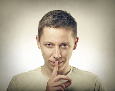 父爱无声男人显示无声的叹息照片