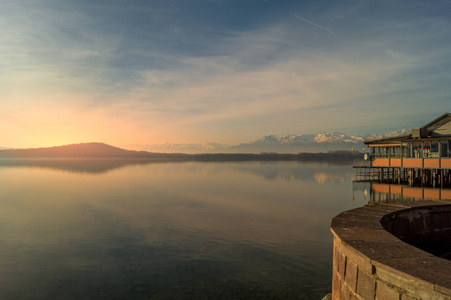 日落时的 Viverone 湖, 全景