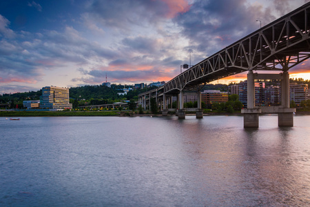 Marquam 桥在日落时，在俄勒冈州波特兰市