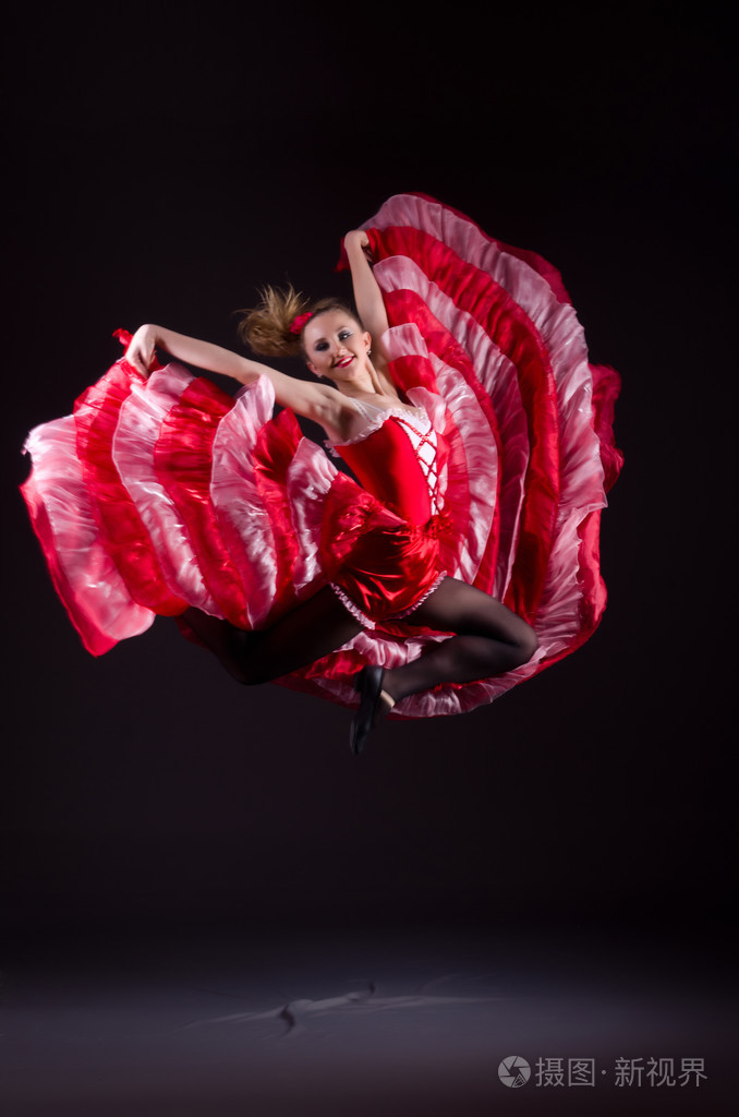 红色穿裙子跳舞跳舞的女孩