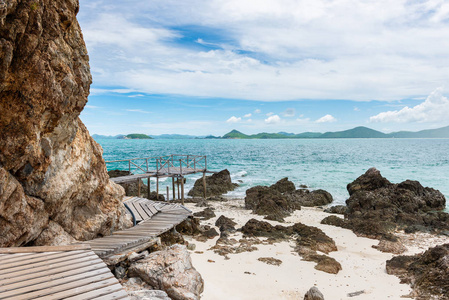 木走道, 岩石海岸和白色沙滩与蓝色海在 Kohkham。曼谷, 春武里, 泰国