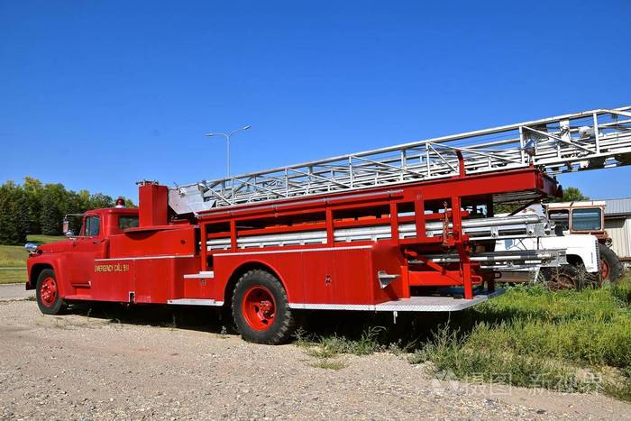 一辆长梯和911紧急呼叫号码的旧消防车