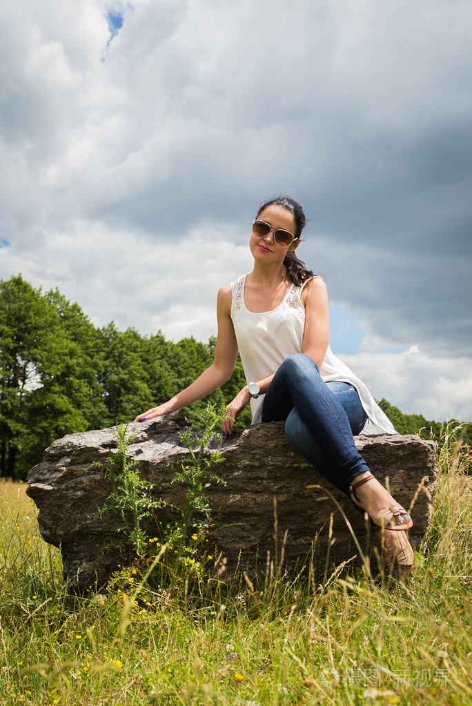 在石头上的女人