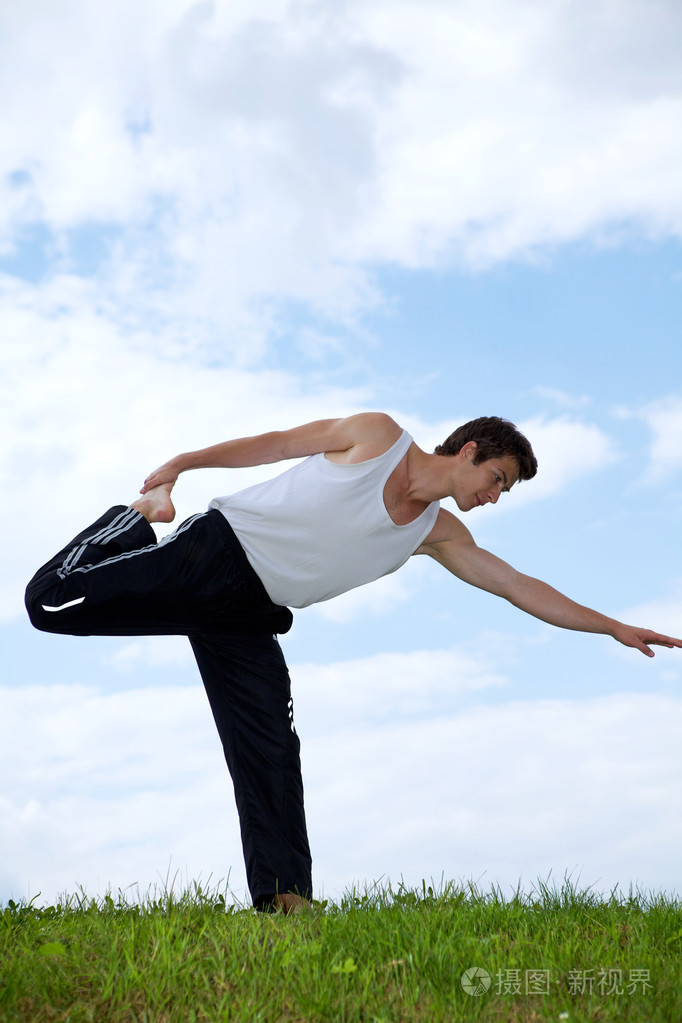 在公园锻炼身体的人