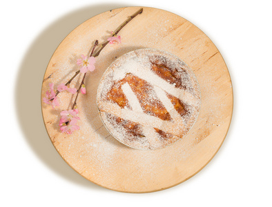 那不勒斯的复活节饼图洒上糖霜和装饰着杏仁开花