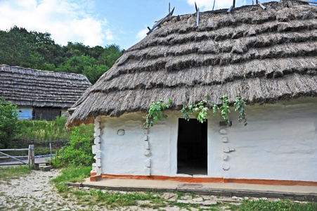 古代用稻草屋顶的小屋