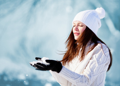 女孩玩雪