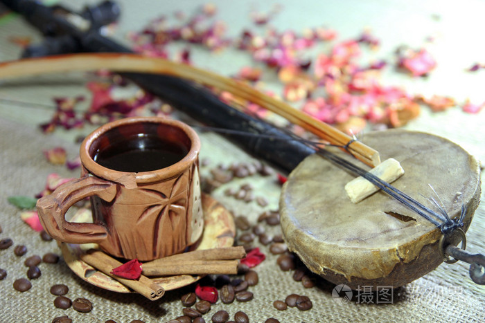 与杯咖啡 咖啡豆和音乐仪表 naturmort