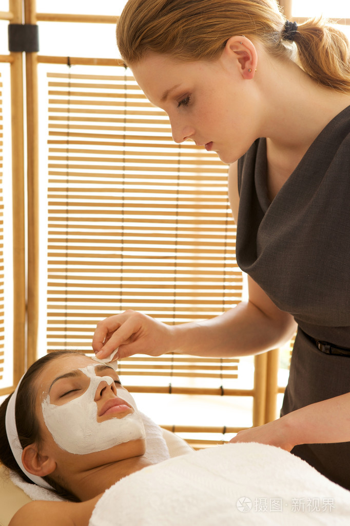 女人接受面部水疗中心