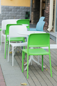 街道咖啡馆的白色和绿色塑料桌椅