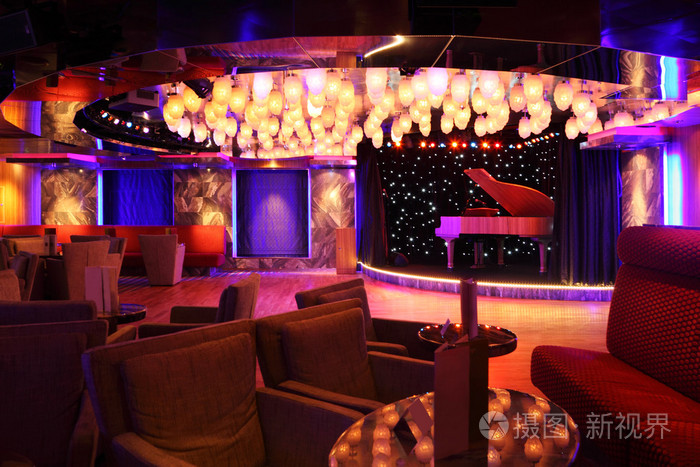 在一家餐厅与很多装饰林在音乐会舞台大钢琴