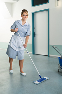 女清洁工打扫地板