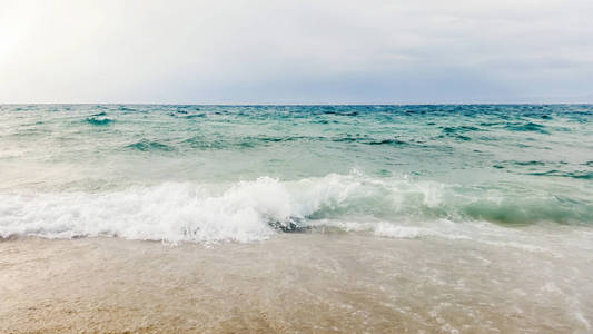 沙滩上的蔚蓝海洋波浪关闭夏季背景