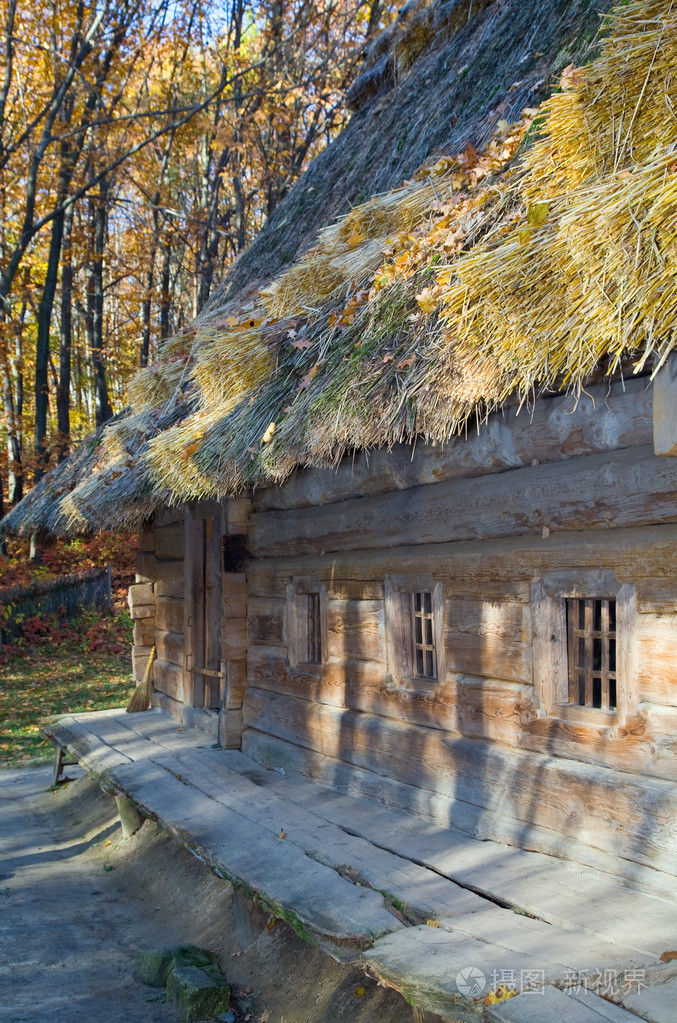 旧木房子用茅草屋顶