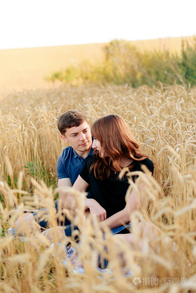 年轻的情侣在自然的夏天在田野上的背景与燕麦1