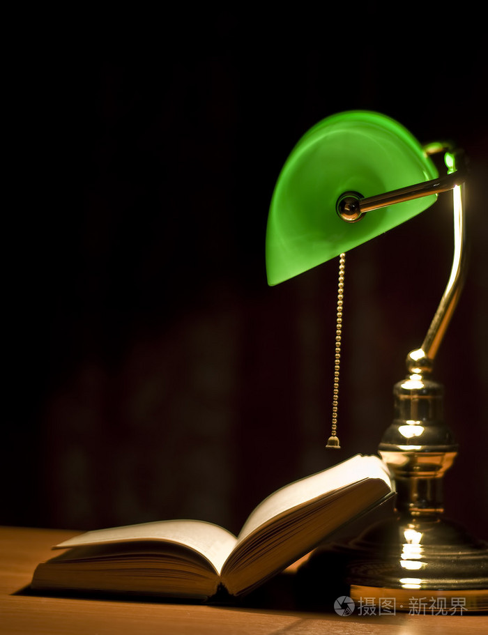 电动绿色台灯和书
