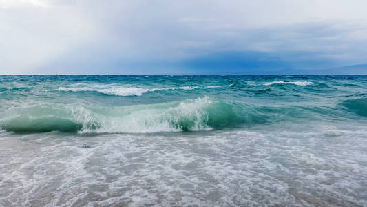 大浪在海滩上坠落美丽的海景