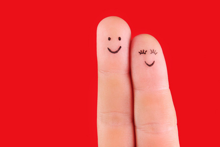 幸福的情侣概念   一个男人和一个女人拥抱，绘了在手指