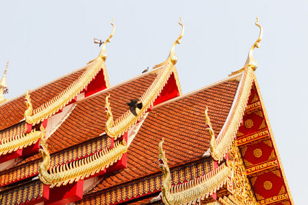 泰国寺庙屋顶上的娜迦雕塑艺术图片