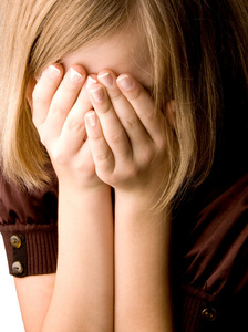 在十三岁的女孩用她的双手蒙住了脸照片