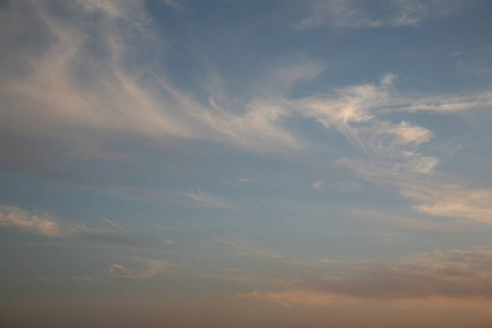 背景云被夕阳的气流冲走天空被绿松石温暖的秋风所覆盖, 抚摸着地平线的蓬松边缘。