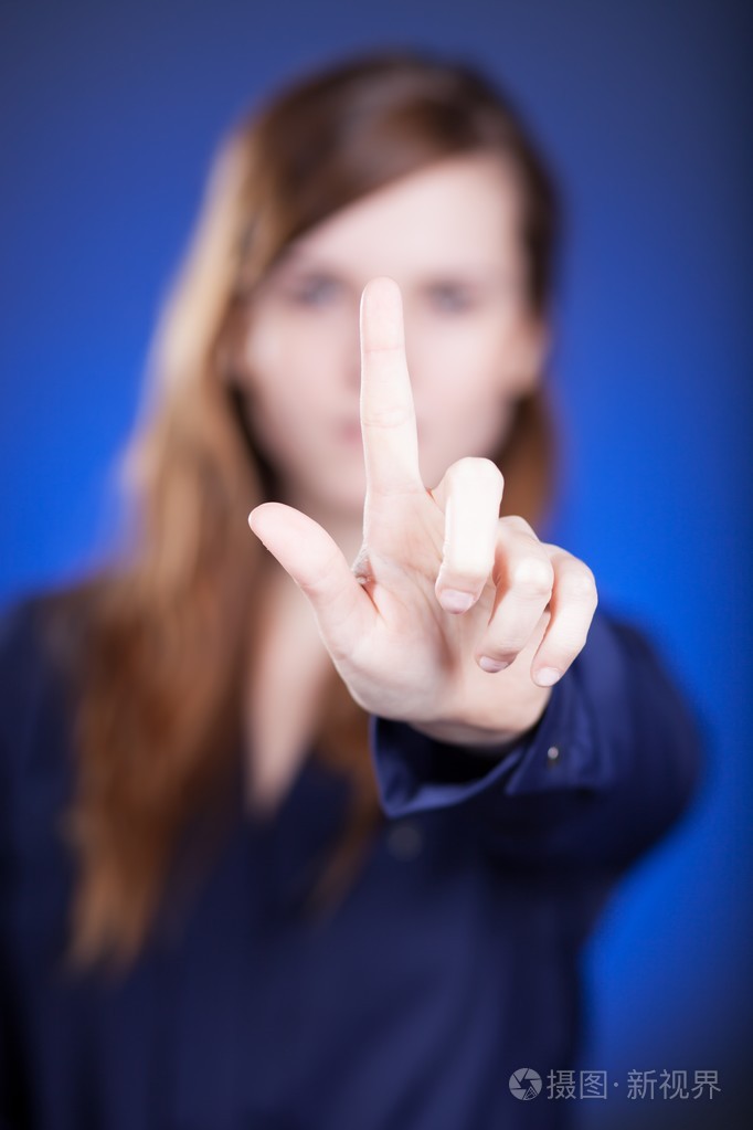 女人的手里一根手指手指着什么