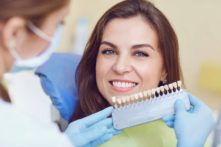 牙齿美白牙科诊所。特写一个年轻的女人与美丽的微笑在牙医