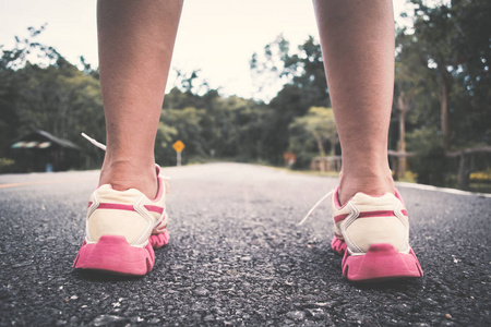 脚妇女运行在道路上的健康, 葡萄酒色调的选择和软焦点的颜色