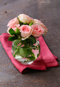 桌子上的粉红玫瑰花束