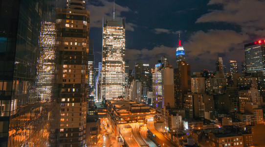 曼哈顿的摩天大楼的灯光。纽约在晚上