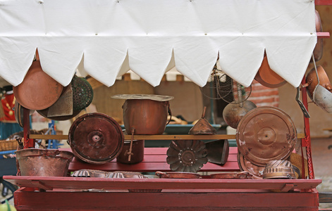 厨房和家庭旧货市场发售的铜对象