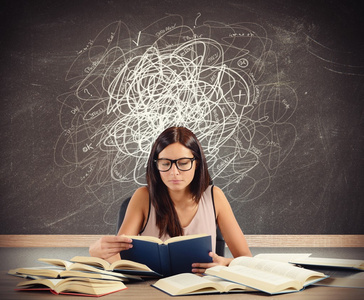 女学生带着疑惑学生和书籍科学和教育女学生活泼聪明的孩子,想要知道