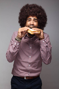 黑男人吃三明治